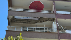 İstanbul’un Göbeğinde Korkutan Görüntü! Bakan Bir Daha Bakamıyor, 5 Katlı Binada Balkon Çöktü