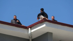 'Alacağım Var' Diyerek Çatıya Çıktı, Yemek Verilerek İkna Edildi