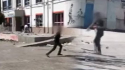 Okul Bahçesinde Şok Görüntüler: Camları Kırdılar, Ateş Yaktılar