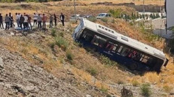 Elazığ’da Otobüs Şarampole Yuvarlandı