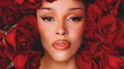 Doja Cat’in Beşinci Albümü 'Vie' Yayında: Görkemli Klipte Yıldızlar Geçidi!