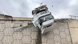 Faciadan Dönüldü! Kontrolden Çıkan TIR Viyadükte Asılı Kaldı