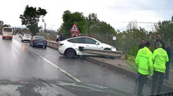 Eskişehir'de Tesla Islak Zeminde Kontrolden Çıktı, Bariyere Saplandı