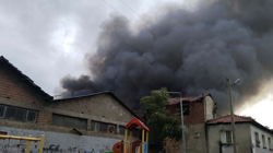 İzmir'de İnşaat Malzemeleri Bulunan Depoda Yangın! Alevlere Müdahale Sürüyor