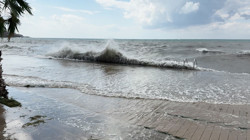 Büyükçekmece’de Lodos: Dalgalar 5 Metreyi Aştı!