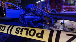 Ümraniye'de Feci Kaza! Otomobil Bariyerlere Ok Gibi Saplandı: 1 Ölü, 1 Yaralı