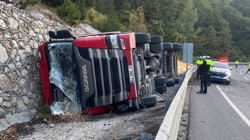 Mezit Boğazı'nda Korkutan Kaza: Yem Yüklü TIR Devrildi, Karı Koca Yaralandı
