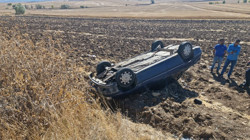 Tarlaya Devrilen Otomobildeki 4 Kişi Yaralandı