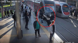 Saniyelerle Gelen Kurtuluş: Güvenlik Görevlileri, Kulaklıkla Tramvay Yoluna Giren Genç Kızı Kurtardı