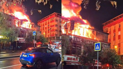 Sultangazi'de Korkutan Yangın! Yan Binaya da Sıçradı