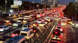 İstanbul'da Yağış Başladı! Trafik Kilit