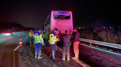 Tır, Emniyet Şeridindeki Otobüse Çarptı! 14 Yaralı