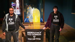 Kraliyet Tacına Muhallebili Saldırı! Herkes Şoke Oldu