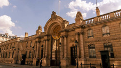 Fransa'da Bu Kez de Elysee Sarayı Soyuldu! 40 Bin Euro Değerinde, Hepsi İnternette Satışta Bulundu