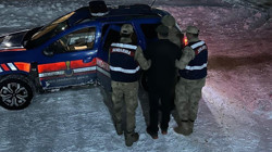 Tunceli'de Vicdanları Yaralayan Görüntüler! Yavru Köpeğe Kar Üzerinde İşkenceye Kelepçe