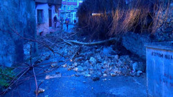 Fatih'te İstinat Duvarı Çöktü, Sokak Trafiğe Kapatıldı!