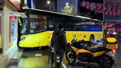 İstanbul'da Korku Dolu Anlar! İETT Otobüsü Binaya Çarptı