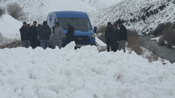 Karlıova-Yedisu Kara Yoluna Araçların Geçtiği Sırada Çığ Düştü