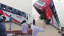 Yolcu Otobüsü Feribota Binerken Nehre Düştü: 24 Ölü Var