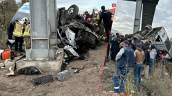 Ankara'da Halk Otobüsü Üst Geçide Çarptı, Ölü ve Yaralılar Var