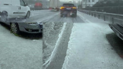 Kış İstanbul'a Geri Döndü: Yoğun Dolu Yolları Beyaza Bürüdü