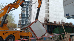 Kırılan Vinç Kolu Güvenlik Konteynerini Biçti: 2 İşçi Yaralı