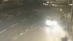 Şişhane'de Dehşet Anları! Otomobilin Çarptığı Motosiklet Durağa Daldı