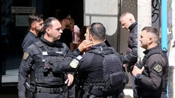 Atina'da Peş Peşe Silahlı Saldırı: 89 Yaşındaki Saldırgan Her Yerde Aranıyor