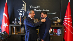 CHP'den 'Arif Kocabıyık' Açıklaması: Rozetini Özgür Özel Takmıştı