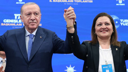 Burcu Köksal Resmen AK Parti'de! Rozetini Cumhurbaşkanı Erdoğan Taktı