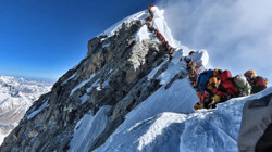 Everest’te Tarihi Gün: Tek Günde 274 Dağcı Zirveye Çıkarak Dünya Rekorunu Kırdı!