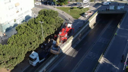 İstanbul'da Facianın Eşiğinden Dönüldü! TIR'ın Üzerinden Kepçe Devrildi