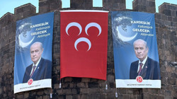 Diyarbakır Surlarında Devlet Bahçeli Pankartı: 'Kardeşlik Kalbimizde, Gelecek Aklımızda!'
