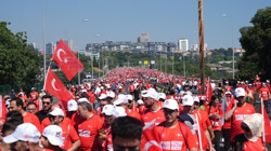 'İrade Bizim, Zafer Bizim' Yürüyüşüne Binler Akın Etti: Hain Darbe Girişimi Başladığı Yerde Kınandı