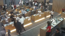 Toroslar Belediyesi'ndeki Arbede Kamerada: Başkan, Kürsüden İnip Meclis Üyesinin Üzerine Yürüdü
