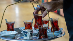 Milyonlarca İşçiyi İlgilendiren Karar: Çay Bardağını Masaya Sert Koyunca Kovuldu, Davayı Kazandı