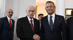 Devlet Bahçeli ve Özgür Özel Arasında Dikkat Çeken Diyalog: 'Bir Gecede Nasıl Ulaştınız?'
