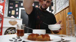 Tatlıdan Suya, Çaydan Yoğurda Kadar Her Şeye Pul Biber Katıyor! 10 Yıldır Vazgeçemiyor