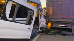 İstanbul'da Servis Minibüsü Kamyona Çarptı, Yaralılar Var