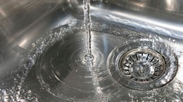 Sadece 5 Dakika Ayırmanız Yeterli: Tıkalı Lavabolar Baraj Gibi Açılacak