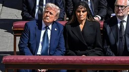 Melania Trump Doğum Gününde Yas Kıyafetleri Giydi