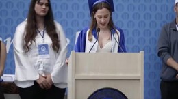 Mezuniyet Törenine Damga Vuran Anlar… Okul Birincisinin Konuşması Ayakta Alkışlandı