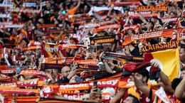 Galatasaray'ın Yıldızına Taraftardan Anlamlı Hediye!