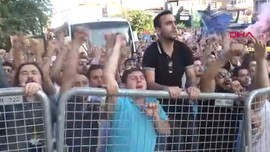 Fenerbahçe taraftarların stat dışındaki Ali Koç çoşkusu