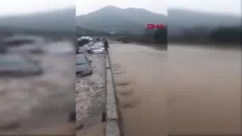 Sakarya Geyve'de yoğun sağanak yağışta araçlar mahsur kaldı