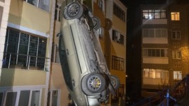 Freni boşalan otomobil apartmanın bahçesine düştü