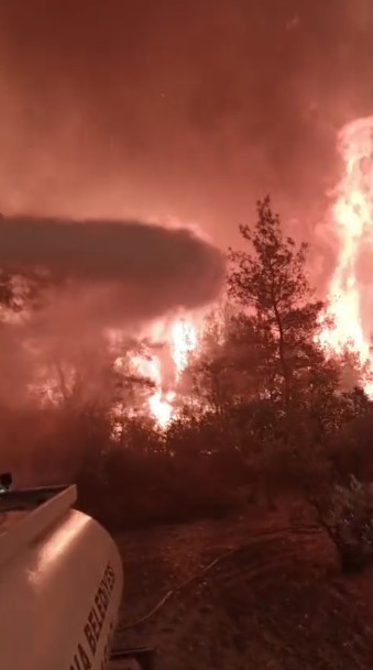 Alevlerin Ortasında Dehşeti Yaşadılar! 'Çıkmamız Lazım, Ortada Kaldık' - Resim : 1