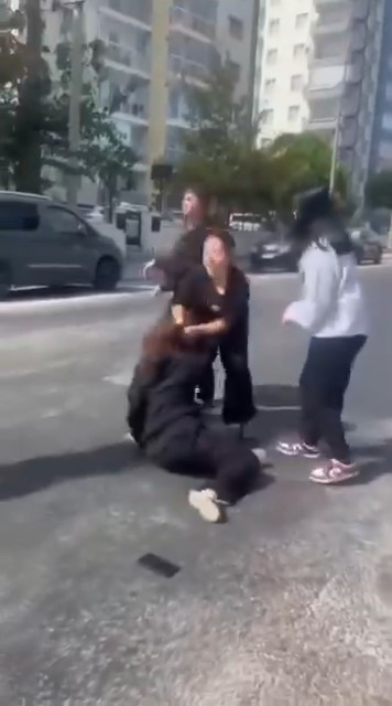 İstanbul, Çanakkale, Konya… Akran Zorbalığı Her Yerde! Saçından Tuttu, Yerde Sürükledi, Bıçakla Tehdit Etti - Resim : 2