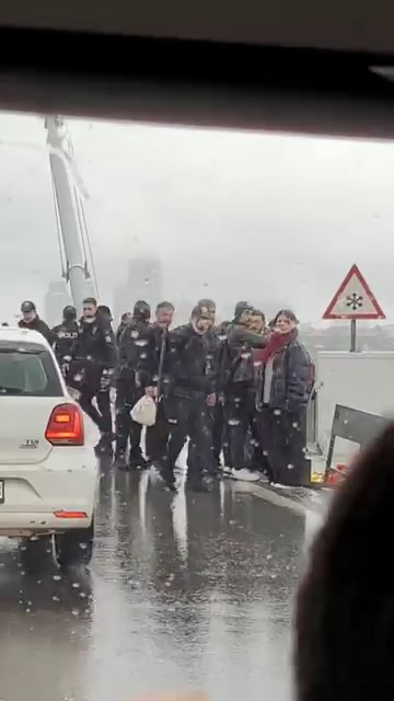 İstanbul'da Olaylı 1 Mayıs: Beşiktaş, Mecidiyeköy ve 15 Temmuz Şehitler Köprüsü'nde Gözaltılar Var - Resim : 1