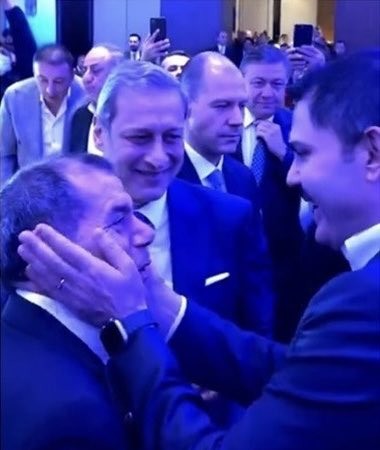 Galatasaraylılar dahi bu kareden utandı! "Sayın Bakan İstanbul için şans" demişti: Dursun Özbek şimdi de Murat Kurum'a yanaklarını okşattı - Resim : 1